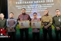 Paritrana Award 2024 yang diberikan kepada Bupati Halsel, Hasan Ali Bassam Kasuba, di Gamalama Meeting Room Bella Hotel Ternate || dok : ridal_kasedata