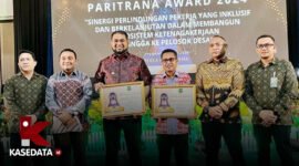 Paritrana Award 2024 yang diberikan kepada Bupati Halsel, Hasan Ali Bassam Kasuba, di Gamalama Meeting Room Bella Hotel Ternate || dok : ridal_kasedata