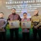 Paritrana Award 2024 yang diberikan kepada Bupati Halsel, Hasan Ali Bassam Kasuba, di Gamalama Meeting Room Bella Hotel Ternate || dok : ridal_kasedata