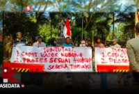 Aliansi Garda Kubung Menggugat saat menggelar aksi unjuk rasa di Kantor Bupati Halse || Foto : Ridal_kasedata