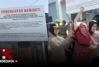 Polda Maluku Utara saat memasang sejumlah titik plang peringatan/Protes seorang warga Ubo-Ubo || Dok : kasedata.id