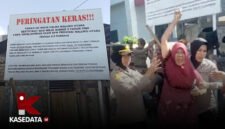 Polda Maluku Utara saat memasang sejumlah titik plang peringatan/Protes seorang warga Ubo-Ubo || Dok : kasedata.id