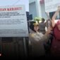 Polda Maluku Utara saat memasang sejumlah titik plang peringatan/Protes seorang warga Ubo-Ubo || Dok : kasedata.id