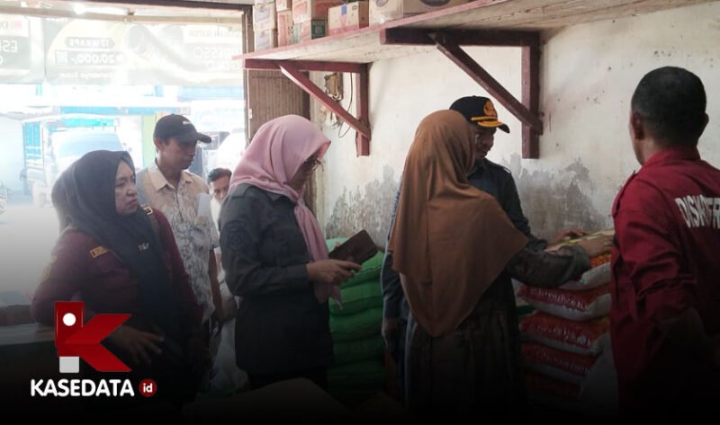 Tim Pengendalian Inflasi Daerah saat menggelar sidak ke pasar || Foto : Karno_kasedata
