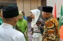 Gubernur Maluku Utara, Sherly Tjoanda Laos memakai jaket kebesaran Banser sebagai tanda penghormatan. || dok : Ilham/kasedata.id