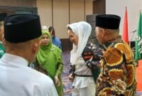 Gubernur Maluku Utara, Sherly Tjoanda Laos memakai jaket kebesaran Banser sebagai tanda penghormatan. || dok : Ilham/kasedata.id