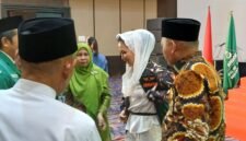 Gubernur Maluku Utara, Sherly Tjoanda Laos memakai jaket kebesaran Banser sebagai tanda penghormatan. || dok : Ilham/kasedata.id
