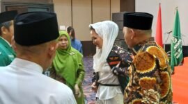 Gubernur Maluku Utara, Sherly Tjoanda Laos memakai jaket kebesaran Banser sebagai tanda penghormatan. || dok : Ilham/kasedata.id