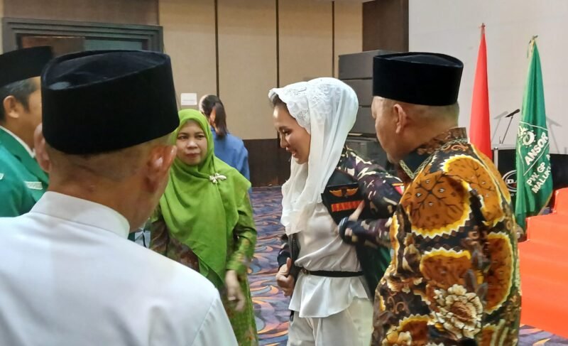 Gubernur Maluku Utara, Sherly Tjoanda Laos memakai jaket kebesaran Banser sebagai tanda penghormatan. || dok : Ilham/kasedata.id