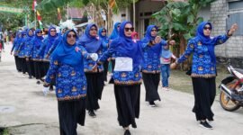 Persatuan Guru Republik Indonesia (PGRI) Kecamatan Kayoa Barat, tampil sebagai peserta lomba gerak jalan. || dok : Kasedata