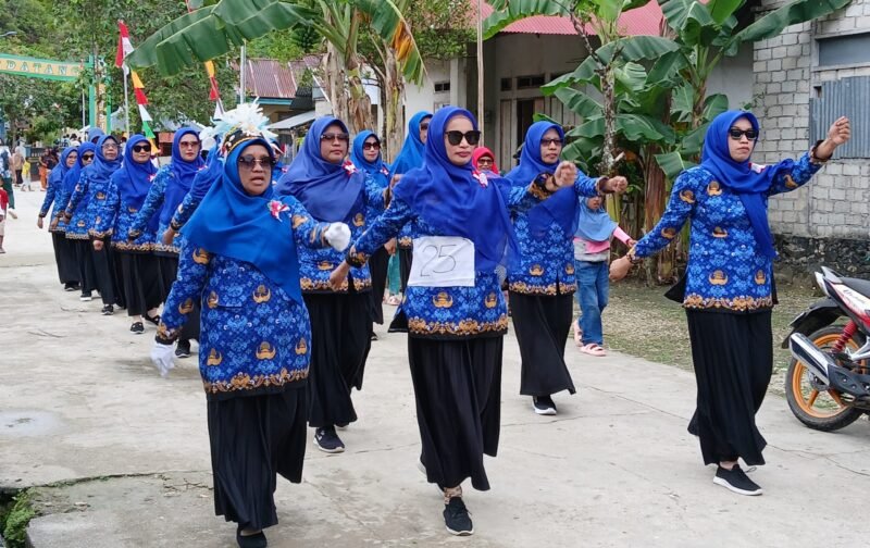 Persatuan Guru Republik Indonesia (PGRI) Kecamatan Kayoa Barat, tampil sebagai peserta lomba gerak jalan. || dok : Kasedata