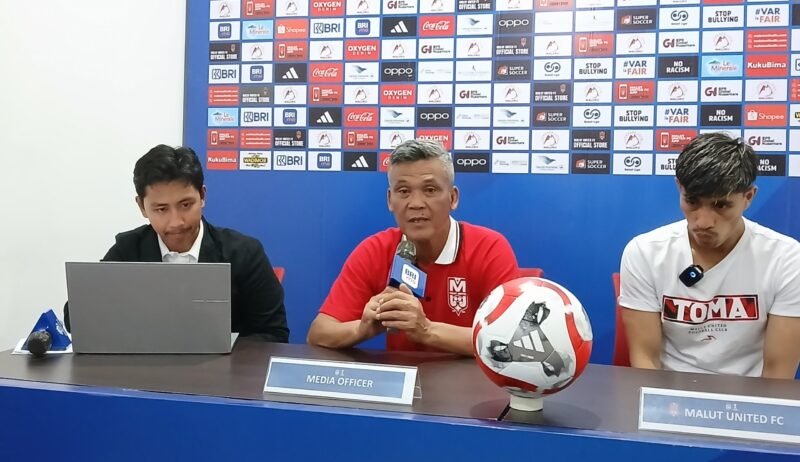 Pelatih Malut United Hendri Sosilo sampaikan keterangan persnya usai bermain imbang menghadapi Bali United. || dok : Ilham/Kasedata