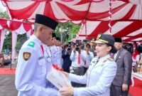 Gubernur Maluku Utara Sherly Tjoanda Laos menyerahkan bonus dan leptop kepada Paskibraka usai sukses menjalankan tugasnya. || dok : Ilham/Kasedata