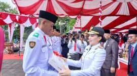 Gubernur Maluku Utara Sherly Tjoanda Laos menyerahkan bonus dan leptop kepada Paskibraka usai sukses menjalankan tugasnya. || dok : Ilham/Kasedata