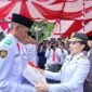 Gubernur Maluku Utara Sherly Tjoanda Laos menyerahkan bonus dan leptop kepada Paskibraka usai sukses menjalankan tugasnya. || dok : Ilham/Kasedata