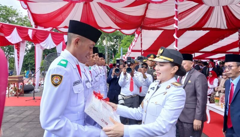 Gubernur Maluku Utara Sherly Tjoanda Laos menyerahkan bonus dan leptop kepada Paskibraka usai sukses menjalankan tugasnya. || dok : Ilham/Kasedata