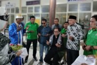 Ketua DPP PKB, Faisol Riza menjalani prosesi adat Joko Kaha (injak tanah), sebuah tradisi khas Maluku Utara untuk menyambut tamu kehormatan. || dok : Ilham/KASEDATA.ID