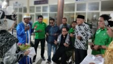 Ketua DPP PKB, Faisol Riza menjalani prosesi adat Joko Kaha (injak tanah), sebuah tradisi khas Maluku Utara untuk menyambut tamu kehormatan. || dok : Ilham/KASEDATA.ID