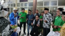 Ketua DPP PKB, Faisol Riza menjalani prosesi adat Joko Kaha (injak tanah), sebuah tradisi khas Maluku Utara untuk menyambut tamu kehormatan. || dok : Ilham/KASEDATA.ID