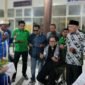 Ketua DPP PKB, Faisol Riza menjalani prosesi adat Joko Kaha (injak tanah), sebuah tradisi khas Maluku Utara untuk menyambut tamu kehormatan. || dok : Ilham/KASEDATA.ID