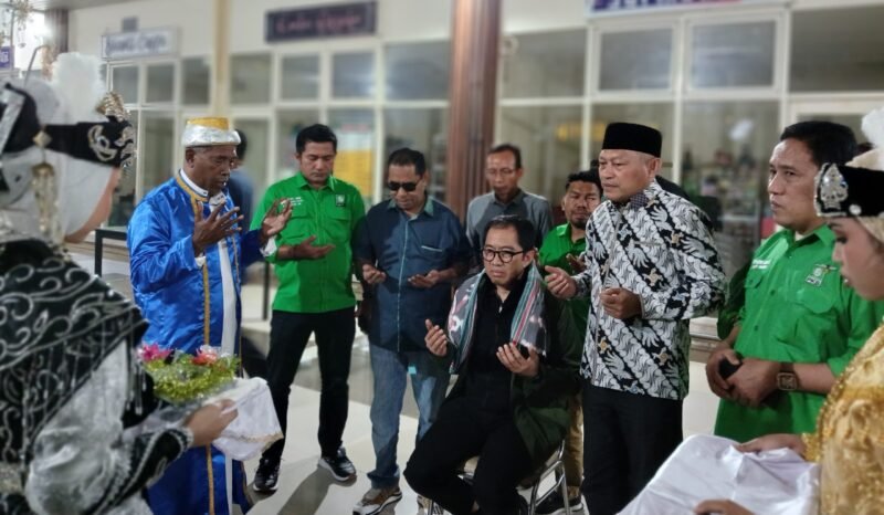 Ketua DPP PKB, Faisol Riza menjalani prosesi adat Joko Kaha (injak tanah), sebuah tradisi khas Maluku Utara untuk menyambut tamu kehormatan. || dok : Ilham/KASEDATA.ID