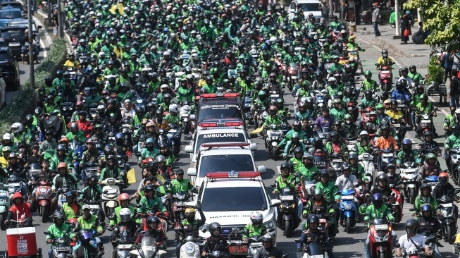Iring-iringan pengemudi ojek online (ojol) mengantarkan jenazah Affan Kurniawan ke TPU Karet Bivak di Jakarta, Jumat (29/8/2025). [Foto : Antara]