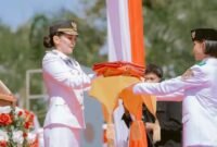 Gubernur Maluku Utara Sherly Tjoanda Laos bertindak sebagai Inspektur Upacara (Irup) menyerahkan bendera merah putih kepada sang pembawa baki. || dok : Ilham/Kasedata