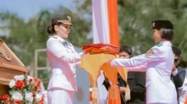 Gubernur Maluku Utara Sherly Tjoanda Laos bertindak sebagai Inspektur Upacara (Irup) menyerahkan bendera merah putih kepada sang pembawa baki. || dok : Ilham/Kasedata