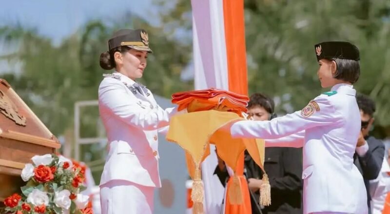 Gubernur Maluku Utara Sherly Tjoanda Laos bertindak sebagai Inspektur Upacara (Irup) menyerahkan bendera merah putih kepada sang pembawa baki. || dok : Ilham/Kasedata