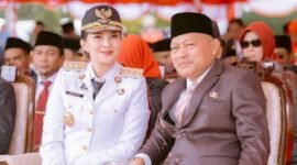 Gubernur Provinsi Maluku Utara Sherly Tjoanda Laos dan Wakil Gubernur Malut H. Sarbin Sehe. Keduanya menyerahkan buku tabungan Bosda kepada 272 kepala sekolah sebagai hadiah kemerdekan di momen HUT-80 RI. || dok : Ilham/Kasedata