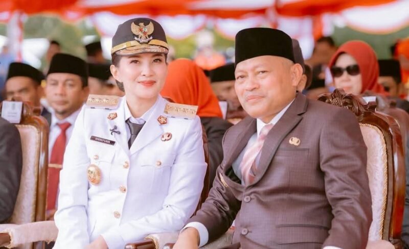 Gubernur Provinsi Maluku Utara Sherly Tjoanda Laos dan Wakil Gubernur Malut H. Sarbin Sehe. Keduanya menyerahkan buku tabungan Bosda kepada 272 kepala sekolah sebagai hadiah kemerdekan di momen HUT-80 RI. || dok : Ilham/Kasedata