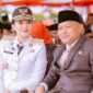 Gubernur Provinsi Maluku Utara Sherly Tjoanda Laos dan Wakil Gubernur Malut H. Sarbin Sehe. Keduanya menyerahkan buku tabungan Bosda kepada 272 kepala sekolah sebagai hadiah kemerdekan di momen HUT-80 RI. || dok : Ilham/Kasedata