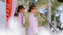 Gubernur Maluku Utara Sherly Tjoanda Laos menjadi Irup HUT ke-80 RI. Usai upacara HUT RI ia menyematkan tanda kehormatan itu kepada ASN. || dok : Ilham/Kasedata