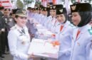 Gubernur Sherly Tjoanda Laos saat memberikan penghargaan berupa uang saku dan laptop kepada 30 anggota Paskibraka usai berhasil mengibarkan bendera merah pada peringatan HUT ke-80 RI di Sofifi || Dok : istimewa