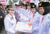 Gubernur Sherly Tjoanda Laos saat memberikan penghargaan berupa uang saku dan laptop kepada 30 anggota Paskibraka usai berhasil mengibarkan bendera merah pada peringatan HUT ke-80 RI di Sofifi || Dok : istimewa