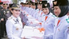 Gubernur Sherly Tjoanda Laos saat memberikan penghargaan berupa uang saku dan laptop kepada 30 anggota Paskibraka usai berhasil mengibarkan bendera merah pada peringatan HUT ke-80 RI di Sofifi || Dok : istimewa