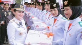 Gubernur Sherly Tjoanda Laos saat memberikan penghargaan berupa uang saku dan laptop kepada 30 anggota Paskibraka usai berhasil mengibarkan bendera merah pada peringatan HUT ke-80 RI di Sofifi || Dok : istimewa