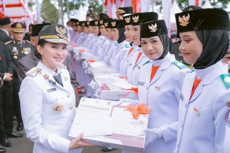 Gubernur Sherly Tjoanda Laos saat memberikan penghargaan berupa uang saku dan laptop kepada 30 anggota Paskibraka usai berhasil mengibarkan bendera merah pada peringatan HUT ke-80 RI di Sofifi || Dok : istimewa