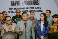 Gubernur Maluku Utara, Sherly Tjoanda Laos mendampingi Menteri ATR/BPN RI, Nusron Wahid dan Ketua Komisi II DPR RI, Muhammad Rifqinizamy Karsayuda untuk menyampaikan pernyataan pers usai melaksanakan Rakor bersama seluruh kepala daerah. || dok : KASEDATA.ID
