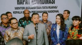 Gubernur Maluku Utara, Sherly Tjoanda Laos mendampingi Menteri ATR/BPN RI, Nusron Wahid dan Ketua Komisi II DPR RI, Muhammad Rifqinizamy Karsayuda untuk menyampaikan pernyataan pers usai melaksanakan Rakor bersama seluruh kepala daerah. || dok : KASEDATA.ID