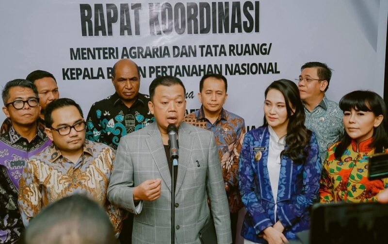 Gubernur Maluku Utara, Sherly Tjoanda Laos mendampingi Menteri ATR/BPN RI, Nusron Wahid dan Ketua Komisi II DPR RI, Muhammad Rifqinizamy Karsayuda untuk menyampaikan pernyataan pers usai melaksanakan Rakor bersama seluruh kepala daerah. || dok : KASEDATA.ID