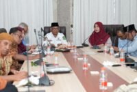 Sekretaris Daerah (Sekda) Samsuddin Abdul Kadir memimpin rapat dalam rangka peningkatan kapasitas para ASN dilingkup pemerintah Provinsi Maluku Utara. || foto : biro Adpim