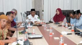 Sekretaris Daerah (Sekda) Samsuddin Abdul Kadir memimpin rapat dalam rangka peningkatan kapasitas para ASN dilingkup pemerintah Provinsi Maluku Utara. || foto : biro Adpim