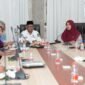 Sekretaris Daerah (Sekda) Samsuddin Abdul Kadir memimpin rapat dalam rangka peningkatan kapasitas para ASN dilingkup pemerintah Provinsi Maluku Utara. || foto : biro Adpim
