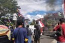 Aksi Solidaritas 11 Masyarakat Adat Maba Sangaji di depan kantor Kejaksaan Tinggi Maluku Utara || Foto : sukarsi_kasedata