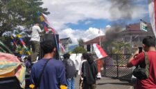 Aksi Solidaritas 11 Masyarakat Adat Maba Sangaji di depan kantor Kejaksaan Tinggi Maluku Utara || Foto : sukarsi_kasedata