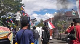 Aksi Solidaritas 11 Masyarakat Adat Maba Sangaji di depan kantor Kejaksaan Tinggi Maluku Utara || Foto : sukarsi_kasedata