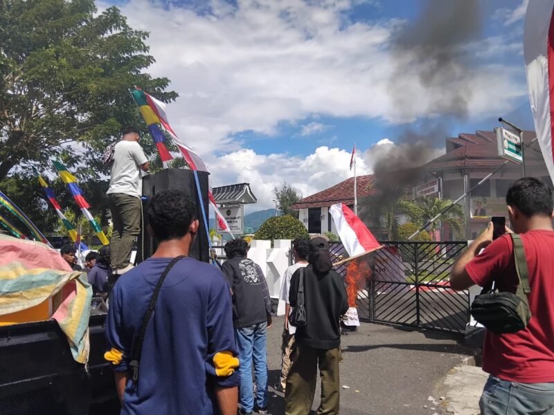 Aksi Solidaritas 11 Masyarakat Adat Maba Sangaji di depan kantor Kejaksaan Tinggi Maluku Utara || Foto : sukarsi_kasedata