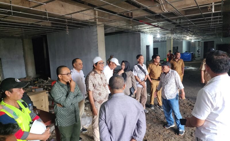 Ketua Komisi IV DPRD Malut, Muhajirin Bailussy bersama anggota Komisi monitoring pembangunan gedung jantung terpadu RSUD dr. Chasan Boesoirie Ternate beberapa waktu lalu. || dok : kasedata.id