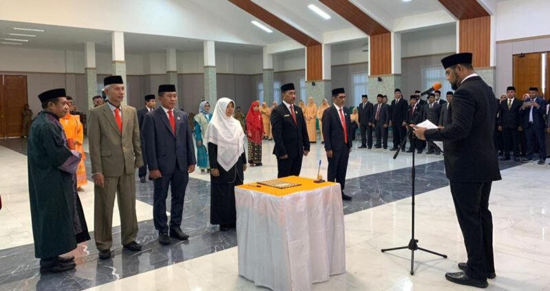 Pengambilan sumpah janji 5 pejabat eselon II dilingkungan Pemkab Halmahera Selatan. || dok : Ridal Lahani